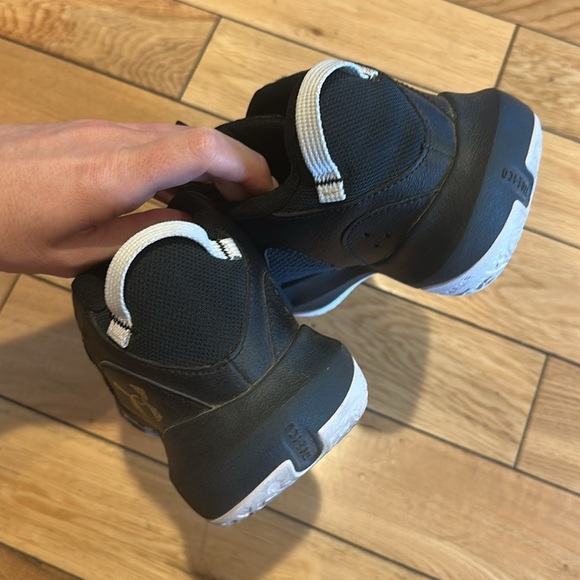 Under Armor Tennis Shoes - Picture 3 of 6